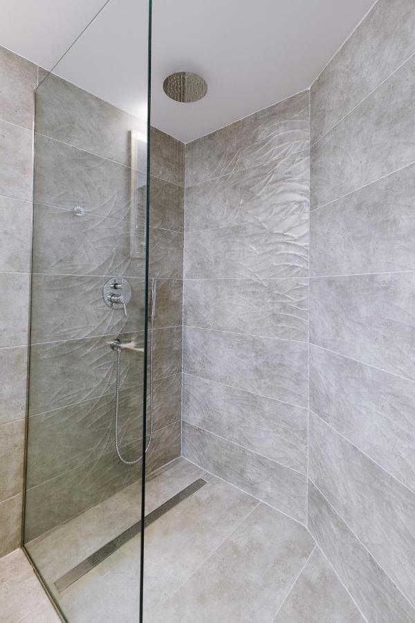 Minimal Apartment On The Shadow Of The Acropolis أثينا المظهر الخارجي الصورة